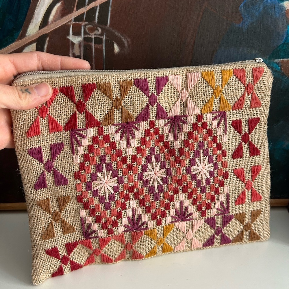 Teixchell Handmade W Love Geometric Patterned Clutch with Tassel Guatemala - Picture 5 of 15
